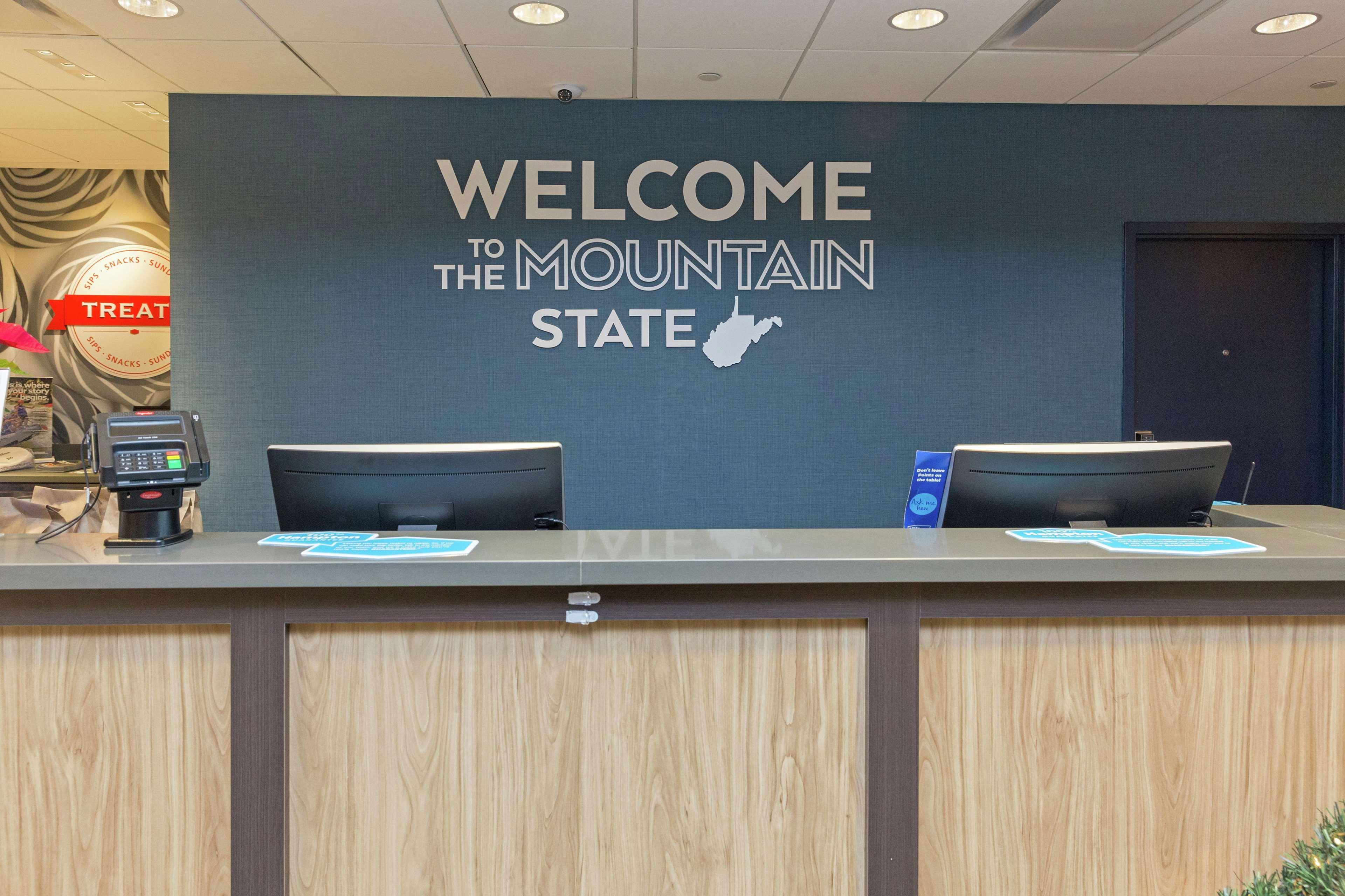 Hampton Inn & Suites Morgantown / University Town Centre Exteriör bild