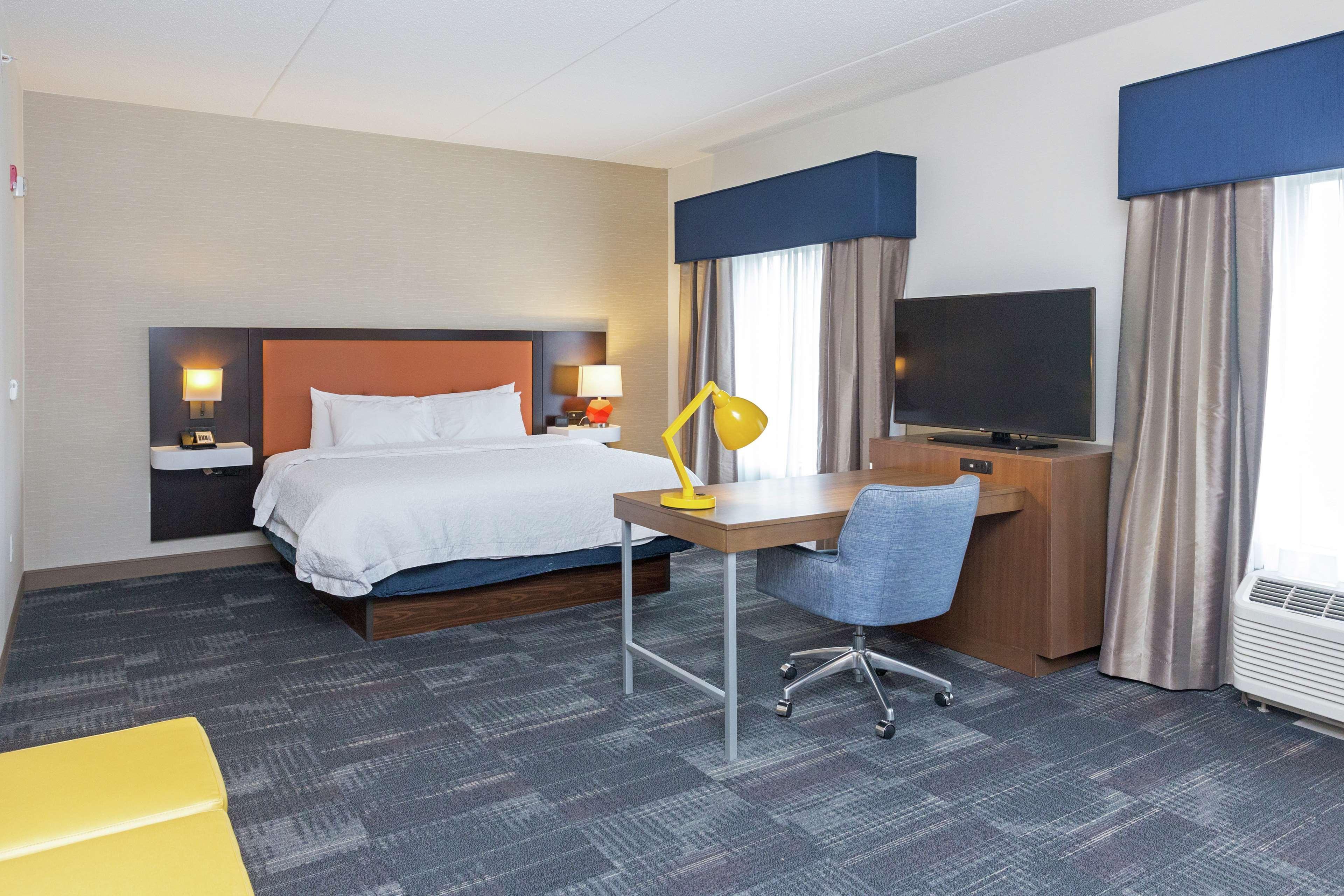 Hampton Inn & Suites Morgantown / University Town Centre Exteriör bild